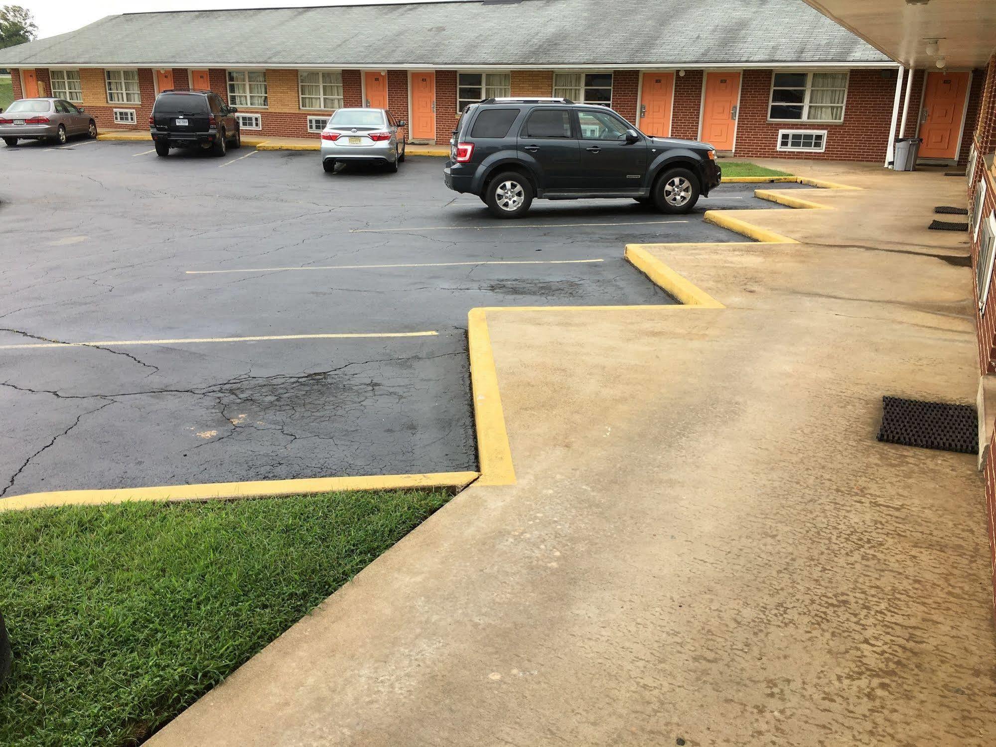 Travel Inn By Oyo Danville Us-29 Buitenkant foto
